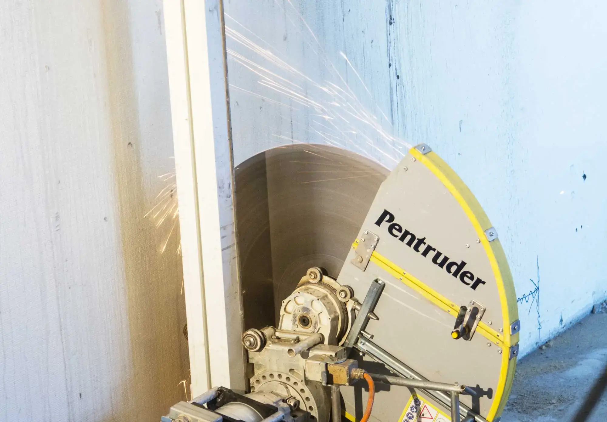 Стенорезная машина Pentruder 8-20HF режет железобетон
