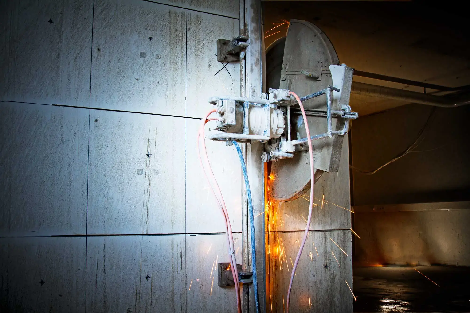 Стенорезная машина Pentruder 6-12HF 18 кВт режет железобетон