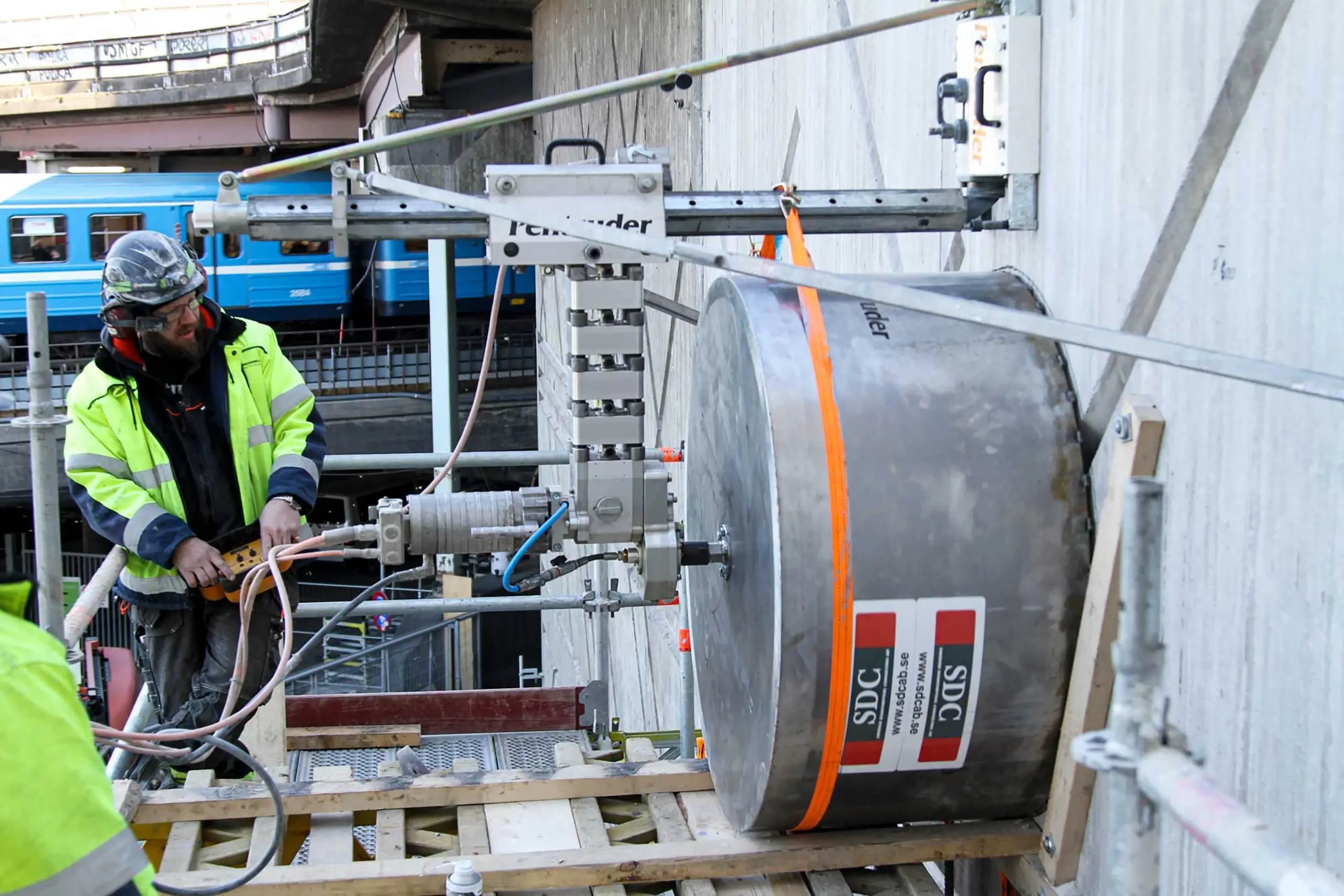 Оператор управляет установкой алмазного бурения Pentruder MD1 во время сверления