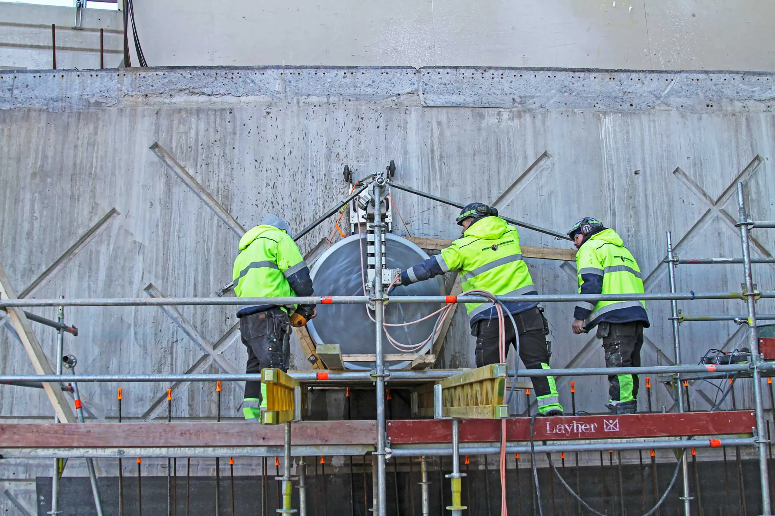 Установка алмазного бурения Pentruder MD1 сверлит большое отверстие в железобетоне