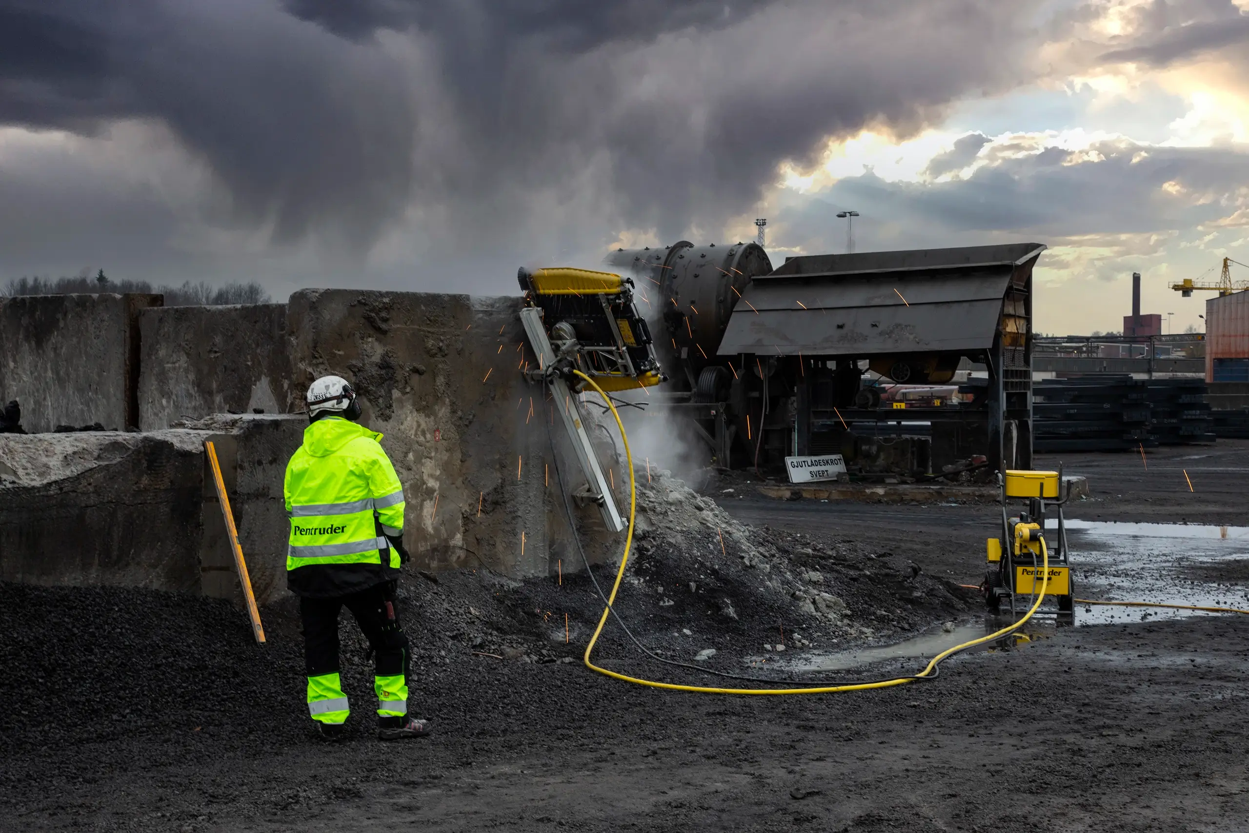 Стенорезная машина Pentruder RS2 режет железобетон