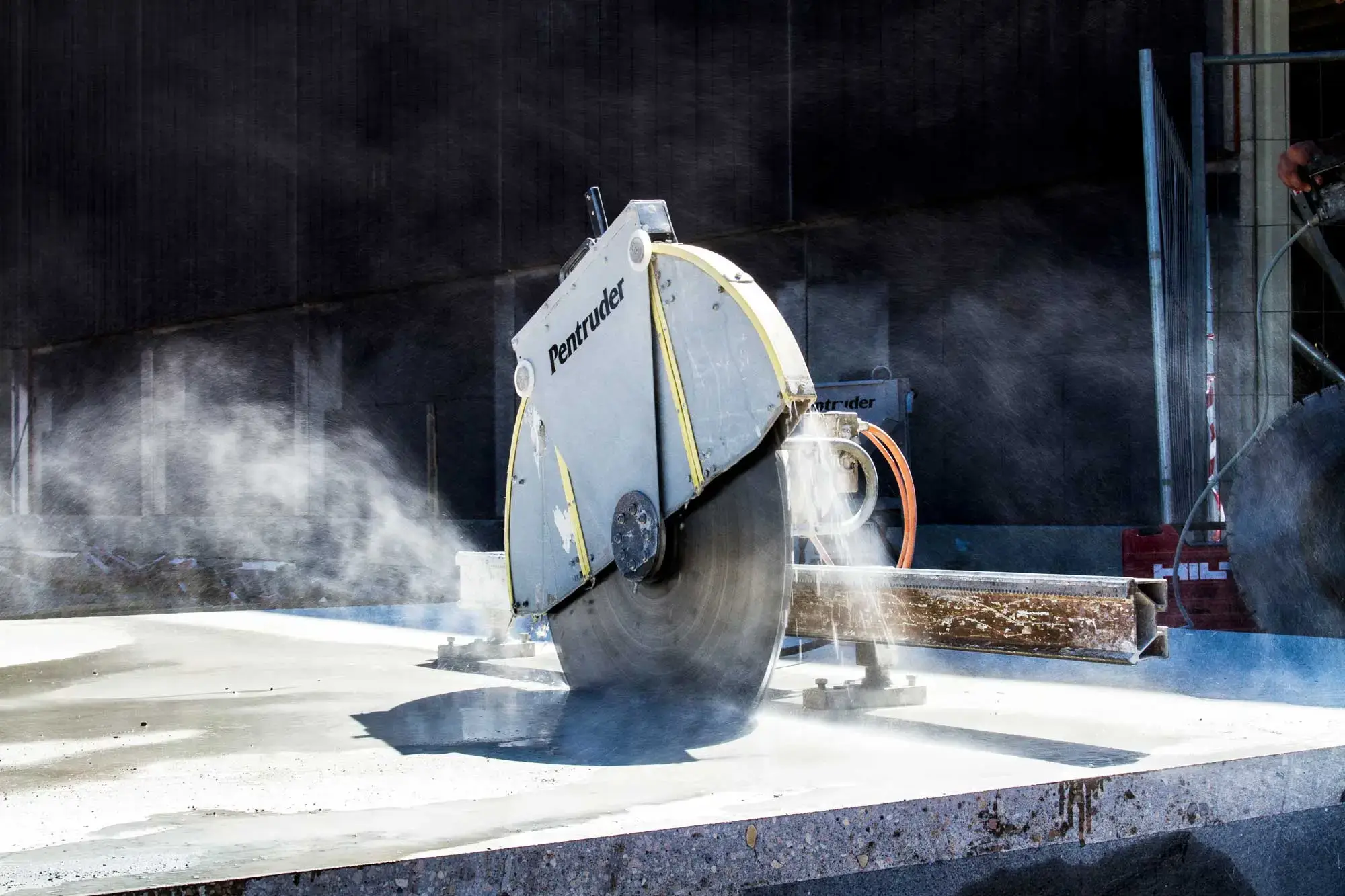 Стенорезная машина Pentruder режет железобетон